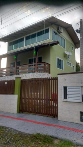 Casa até 16 pessoas - 150m Praia de Zimbros em Bombinhas